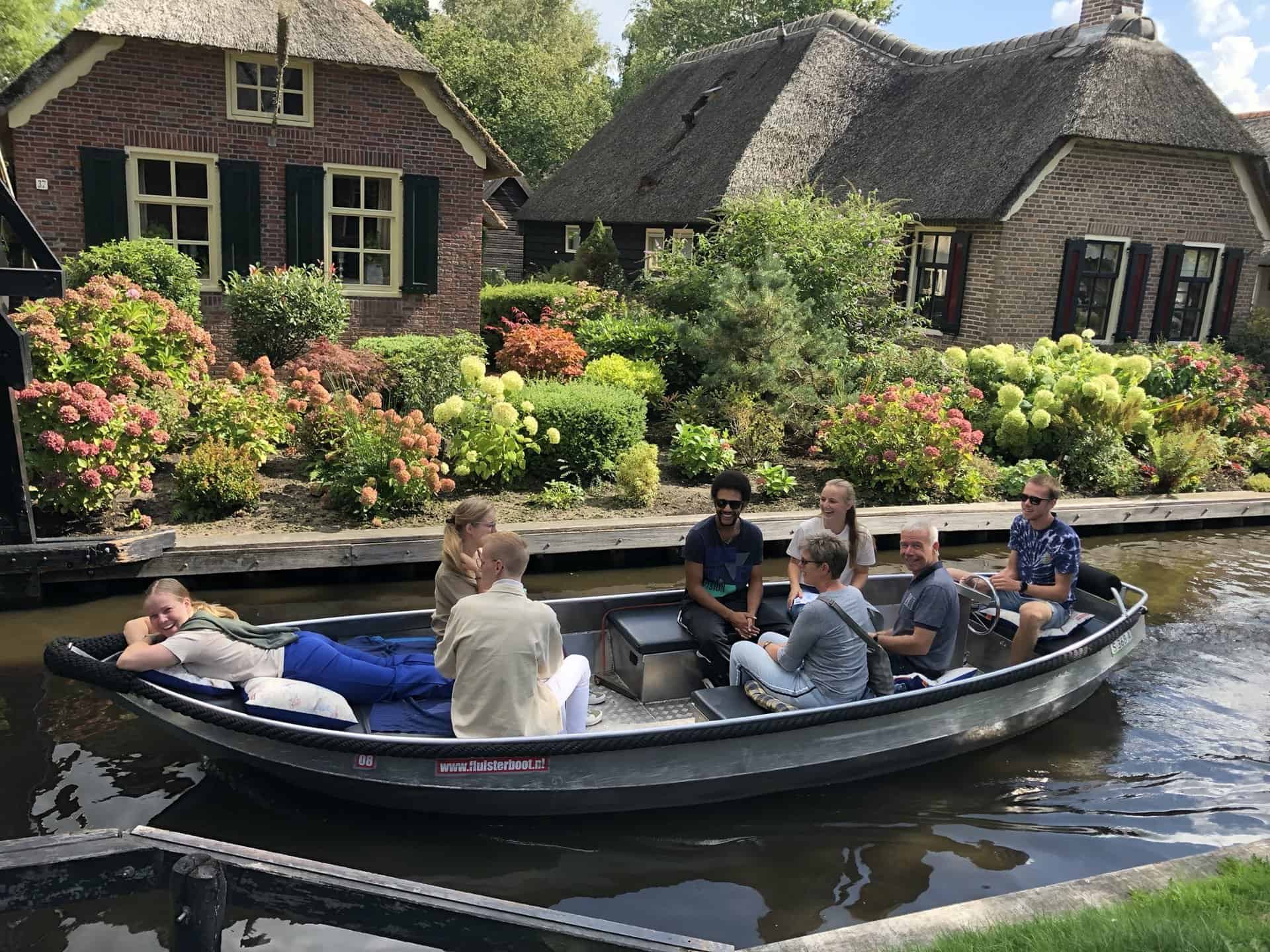 Vrolijk gezelschap in e-Puntersloep van Fluisterboot.nl