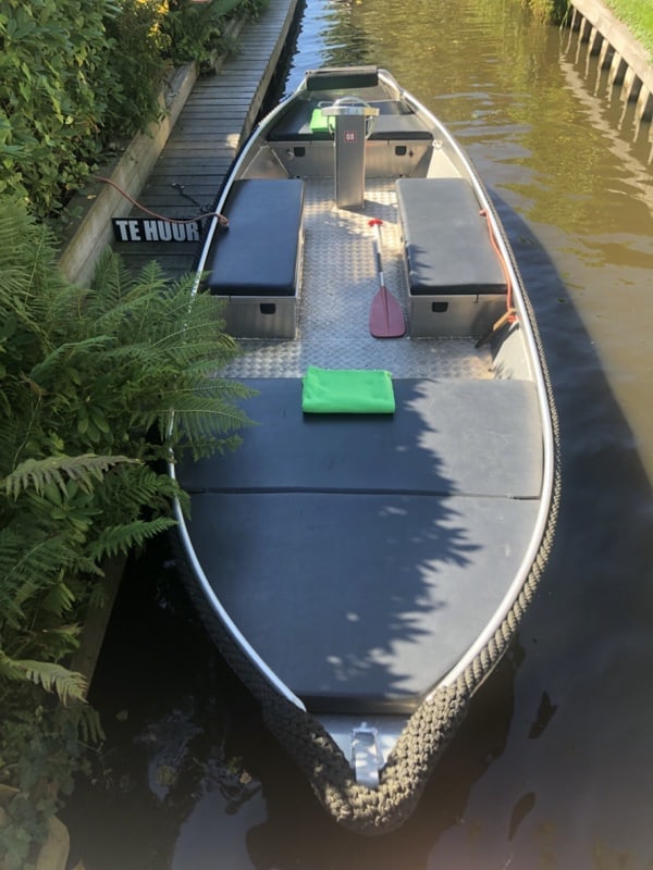 Luxe puntersloep met op maat gemaakte kussens in Giethoorn