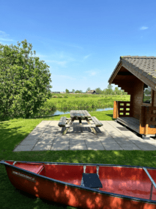 Trekkershut met kano aan het water – op camping in Giethoorn
