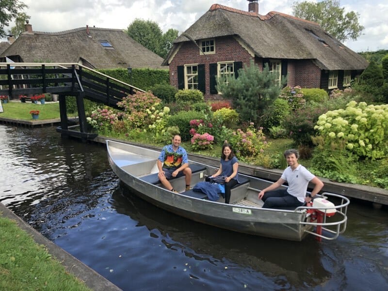 Fluisterboot met op maat gemaakte kussens in dorpsgracht Giethoorn