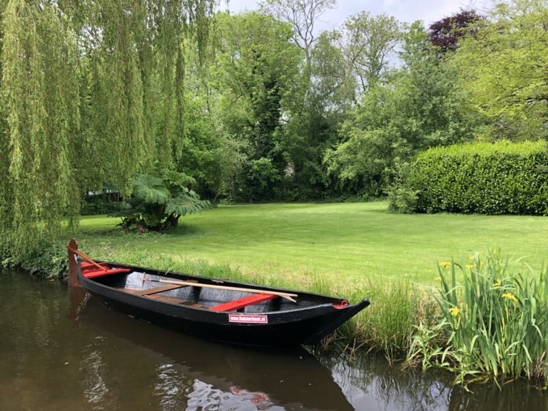 Traditionele punter aan tuin Mol Groenewegen Giethoorn