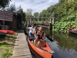 Vrolijk stel start een meerdaagse kanotocht door Giethoorn Nationaal Park Weerribben-Wieden